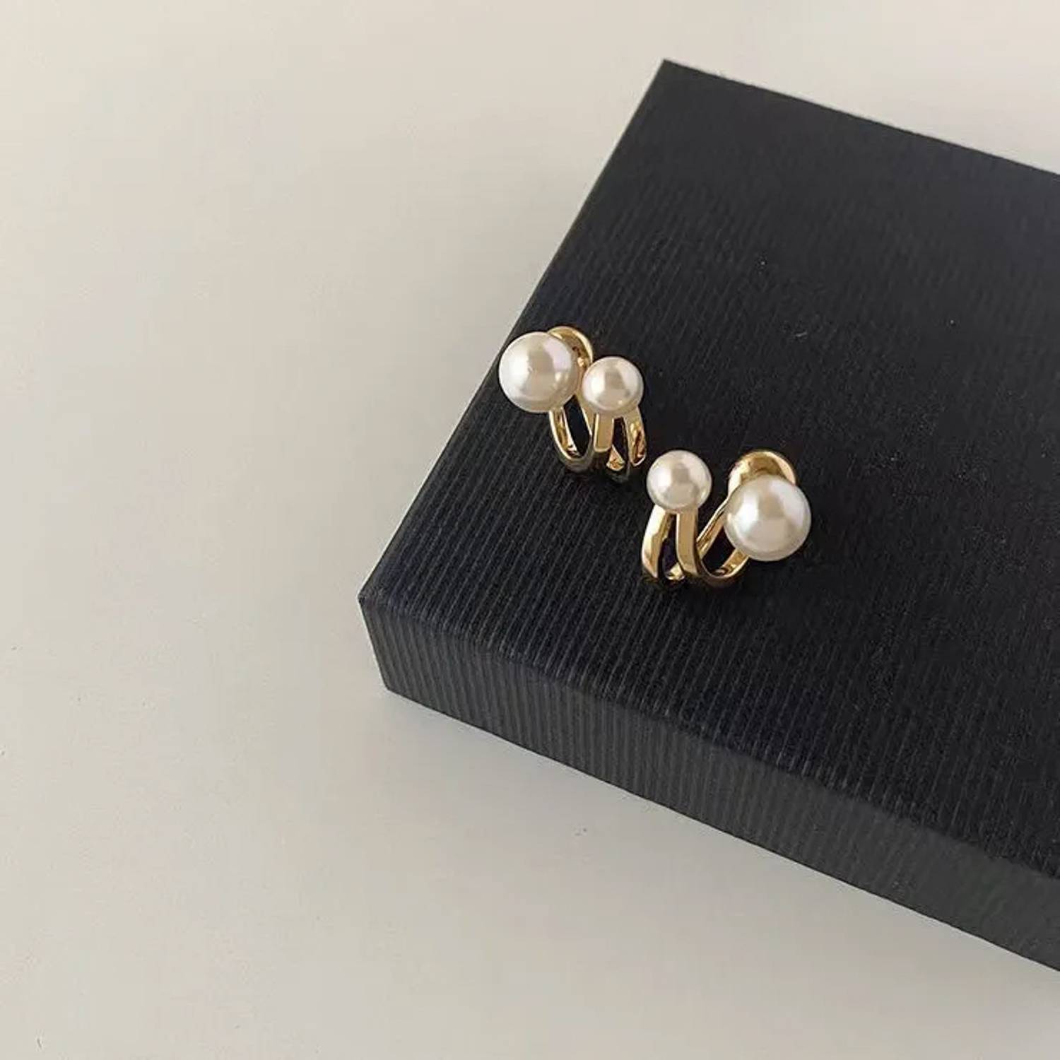 Metal pearl earrings
